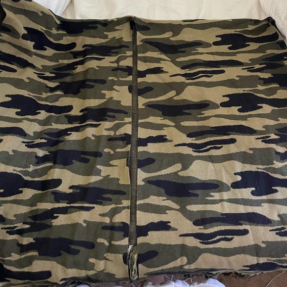 KERISMA CAMO SHAWL - Picture 2 of 4